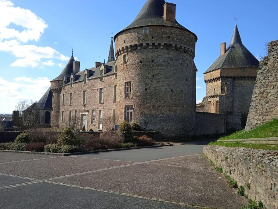 Charming Detached 2 Bedroom Ancient House In Medieval Quarter Of A Small Town In The Pays De La Loire, France Sillé-le-Guillaume Екстериор снимка